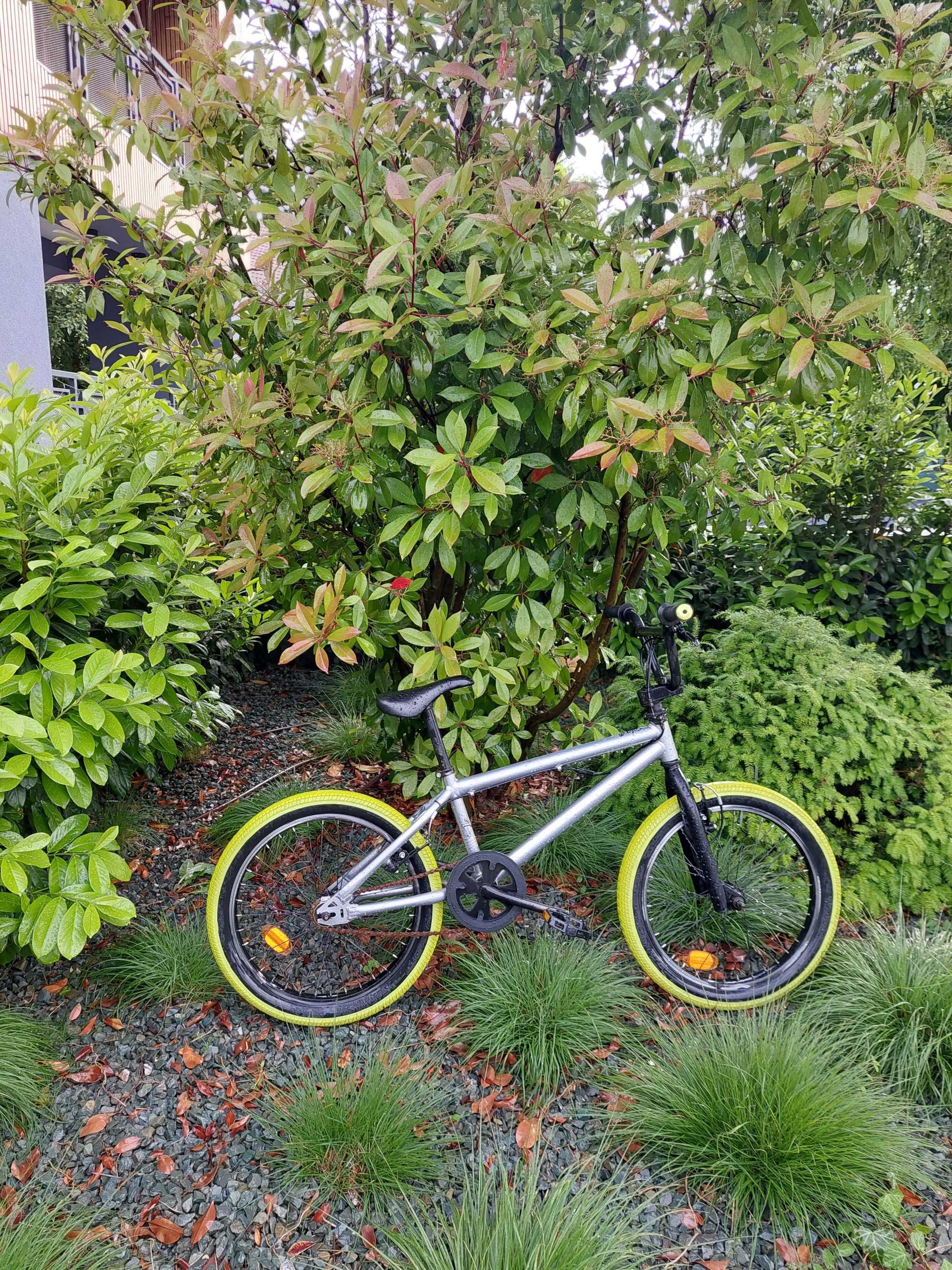 Bicicleta BMX verde cu cadrul argintiu zona Domnesti