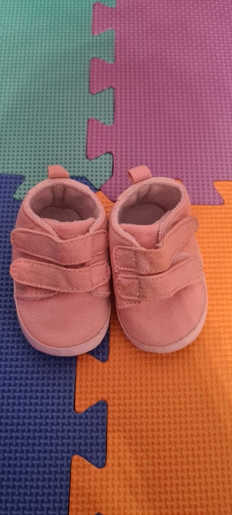 Vand 5 perechi de papuci pentru bebelusi.0-3 luni.Pret 35 lei/pereche.