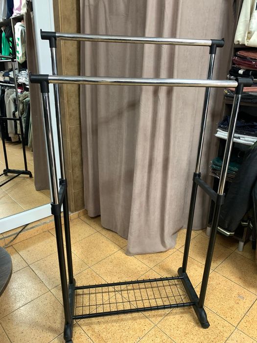Стойка за дрехи черно