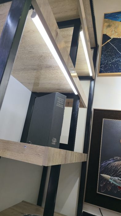 Stellaj mebeldan qilingan