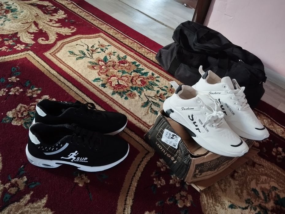 Кроссовки спортивные