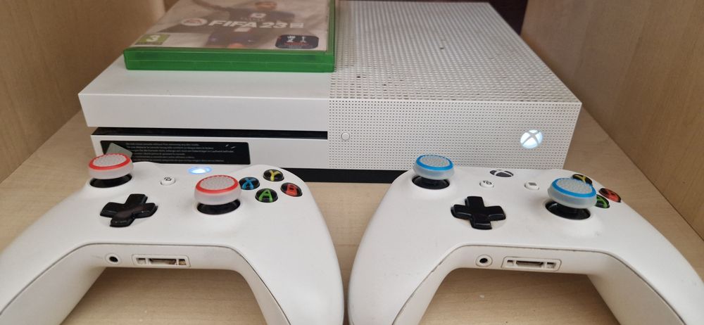 Xbox One S 1TB, 2 controllere + Fifa 23