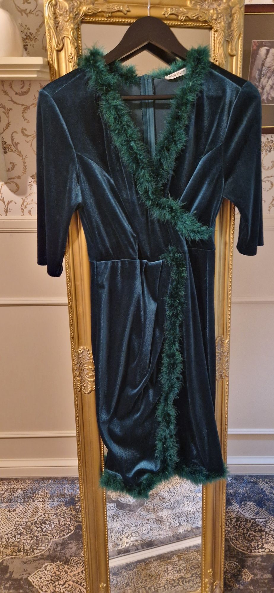 Кадифена тъмнозелена рокля