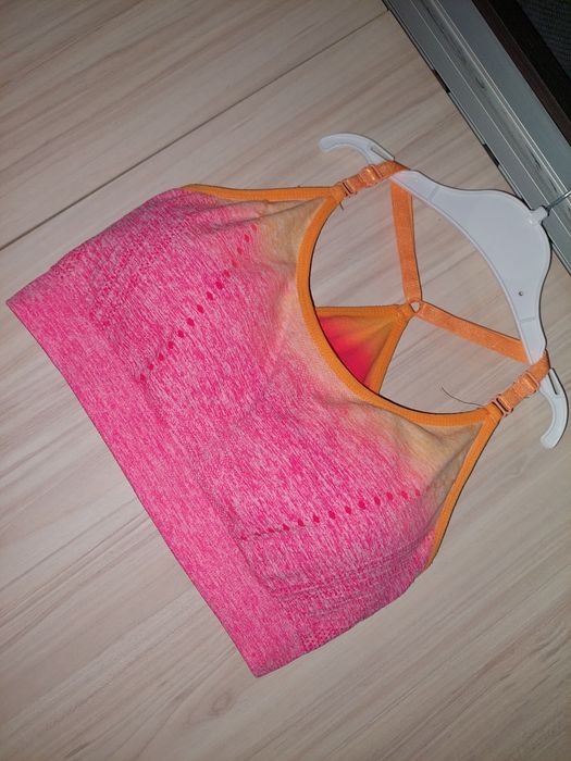 спортен сутиен НОВО Е
Задълбочаване с помо