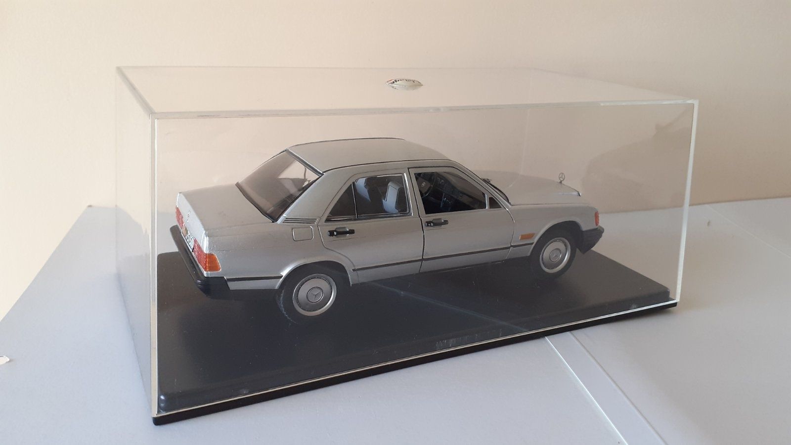 Mercedes-Benz 190 W201 diecast 1:24 Leo Models умален модел