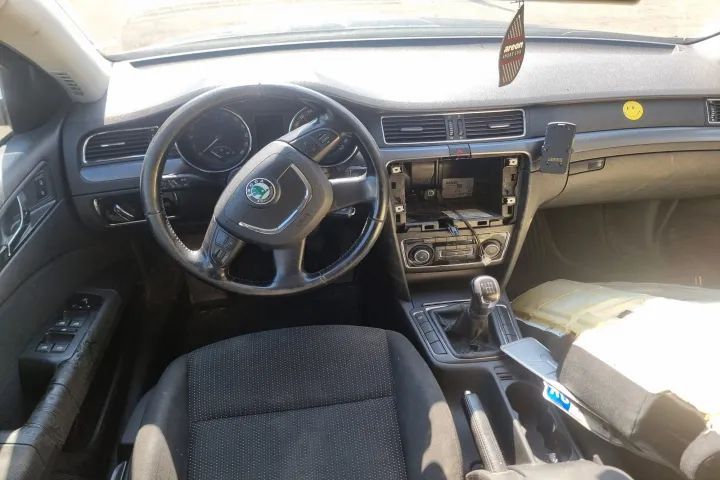 fete de usi usa  portiera stanga dreapta fata spate vas lichid parbriz expansiune compresor clima clapeta de acceleratie  Skoda Superb 2 motor 2.0tdi  BMM  Dezmembrez