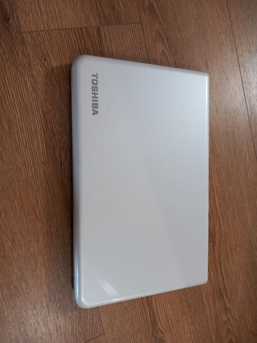 Laptop Toshiba alb