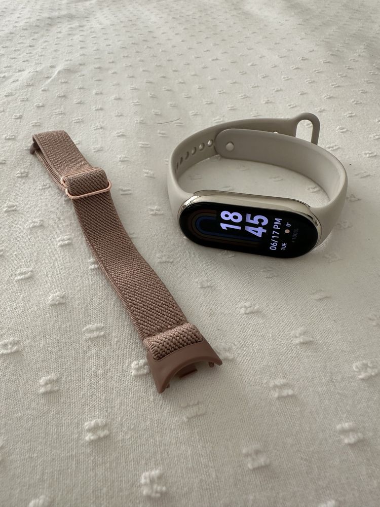 Xiaomi Smart Band 8 с бяла каишка