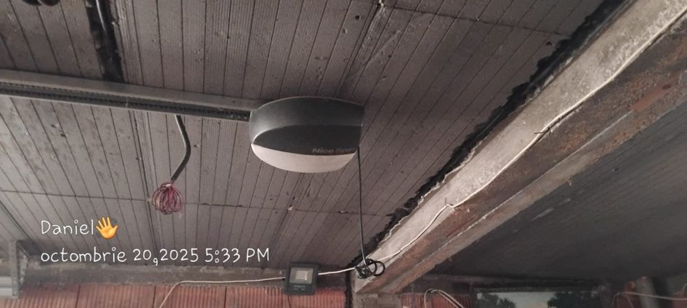 VÂND Usa de garaj cu telecomanda