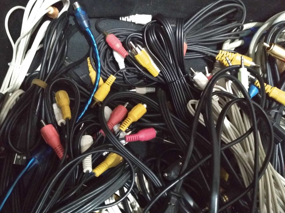 разные комплектующие- Шнуры, наушники, блоки питания !