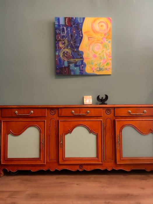 Разкошен дървен шкаф с инкрустация