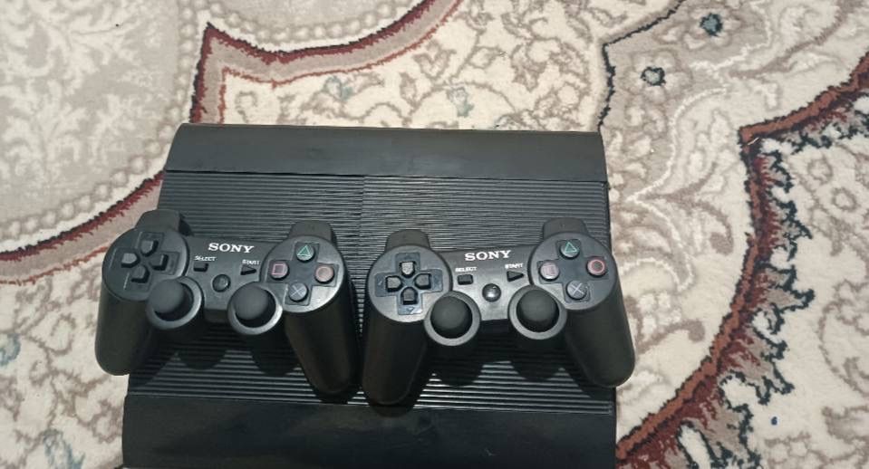 PlayStation 3 SuperSlim/500Gb+4 ta pult