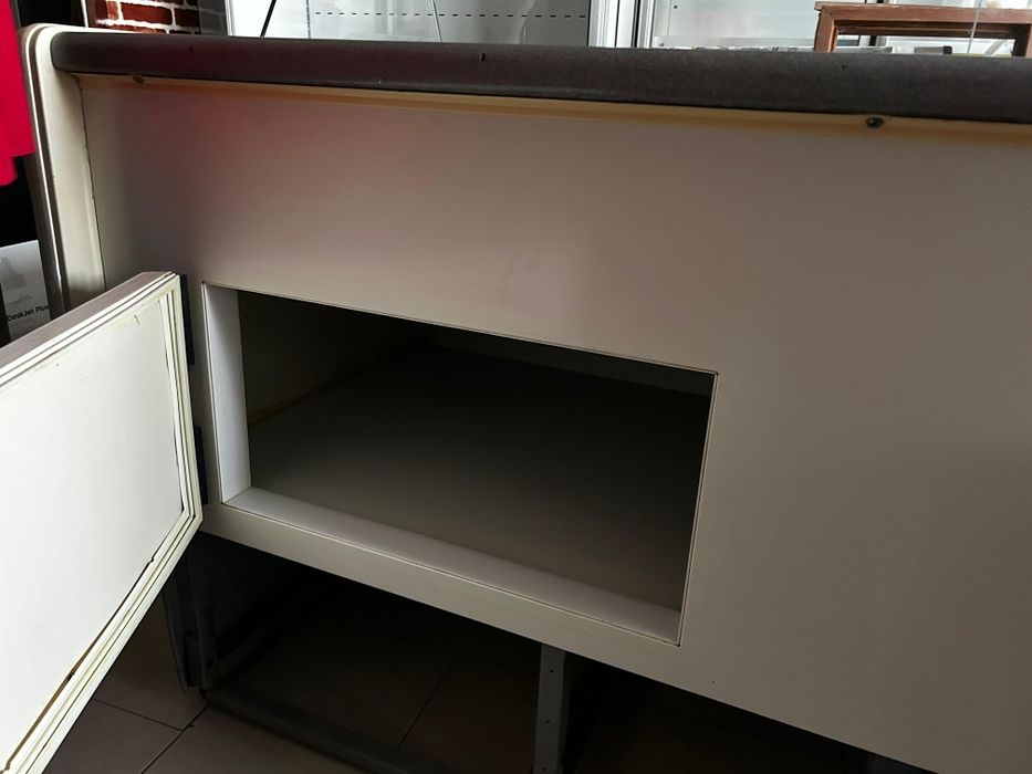 Vitrina orizontala cu colt