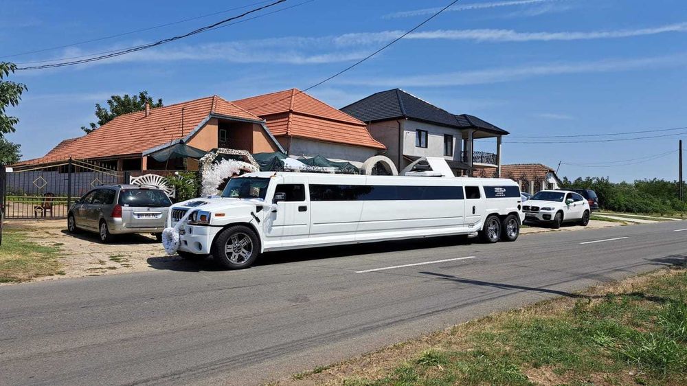 Limuzina Hummer H2 de inchiriat Inchiriez Limuzina Hummer H2
