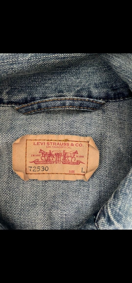 Vând Geaca de blugi Levi's