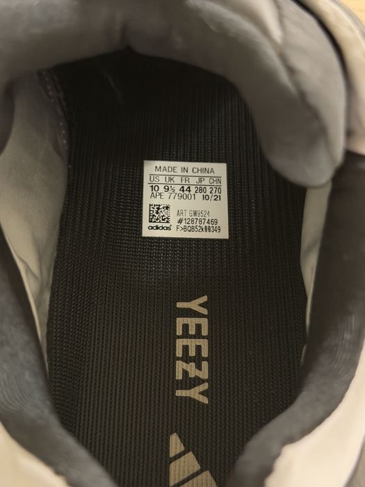 Adidas Yeezy 700 MNVN