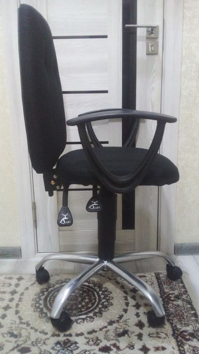 Продается офисное кресло в отличном состоянии.  Все механизмы работают