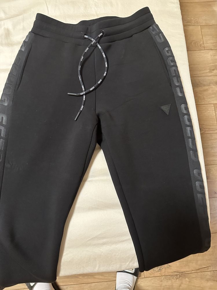 Спортно долнище на guess.