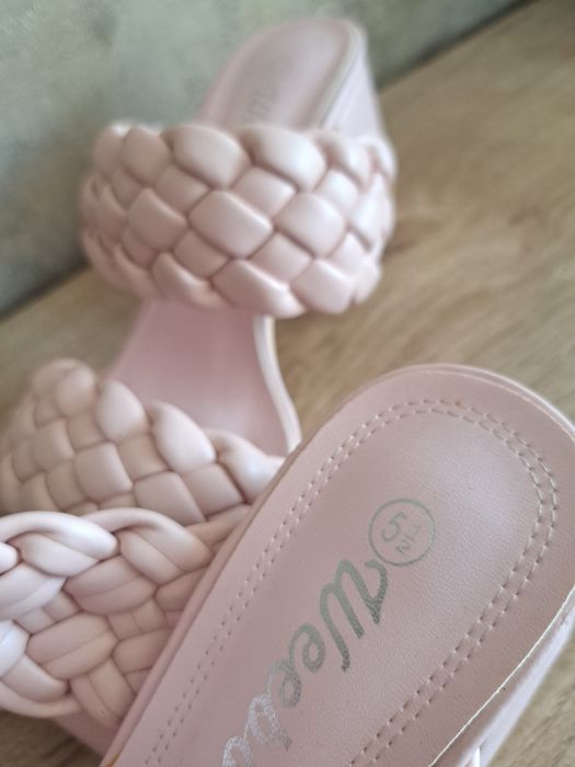 Дамски розови обувки на дебел ток Weeboo