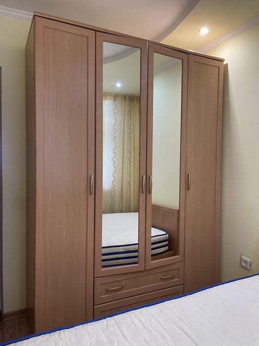 Продам Шкаф 4-х дверный с зеркалом