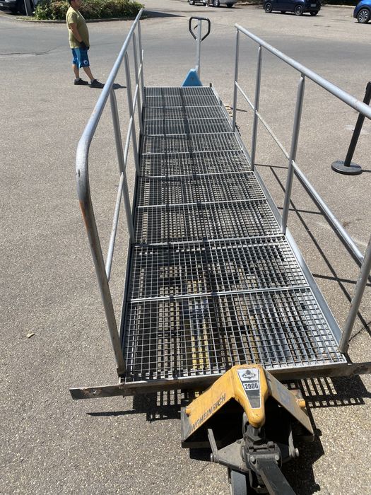 Pod mobil galvanizat  cu balustrada .