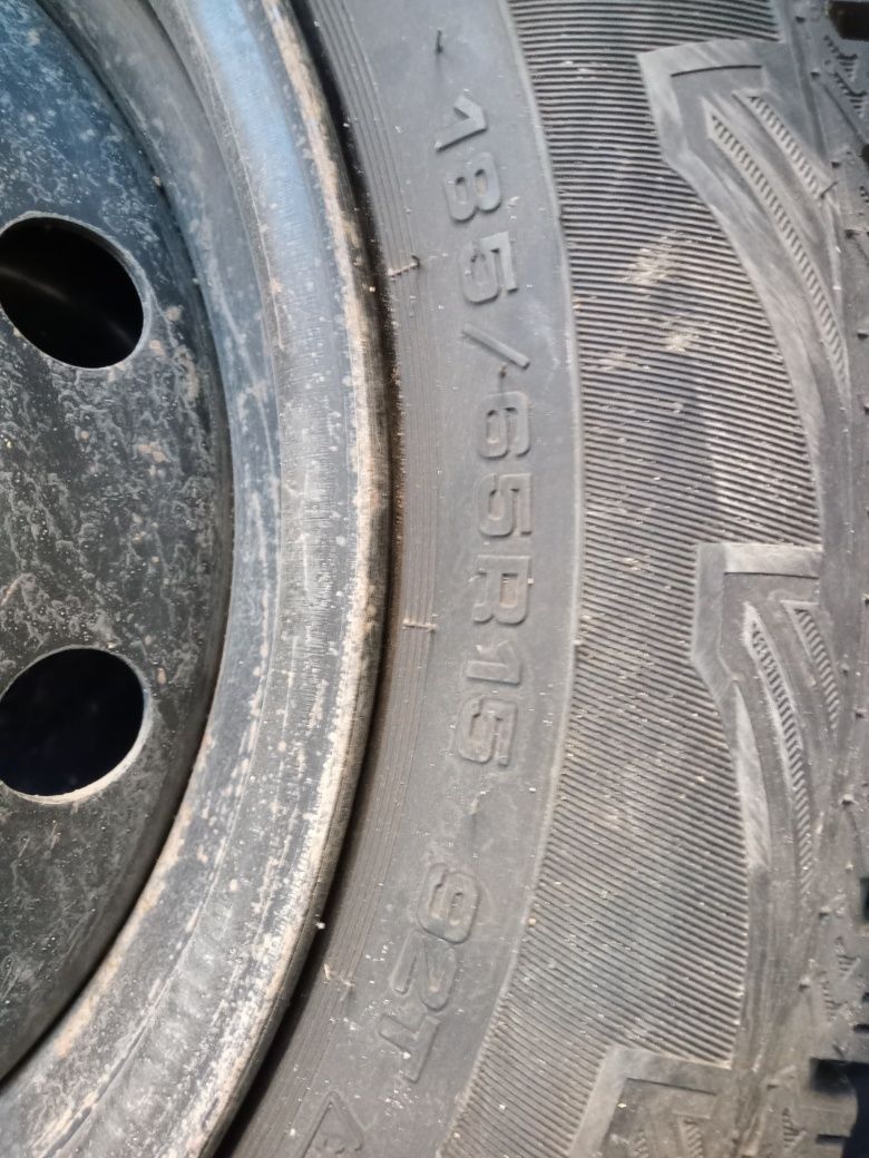 Продам автошина зимние шины шипы,с дисками