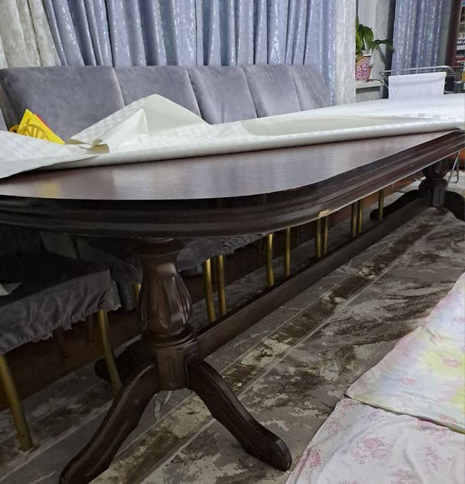 Большой деревянный стол в гостинную