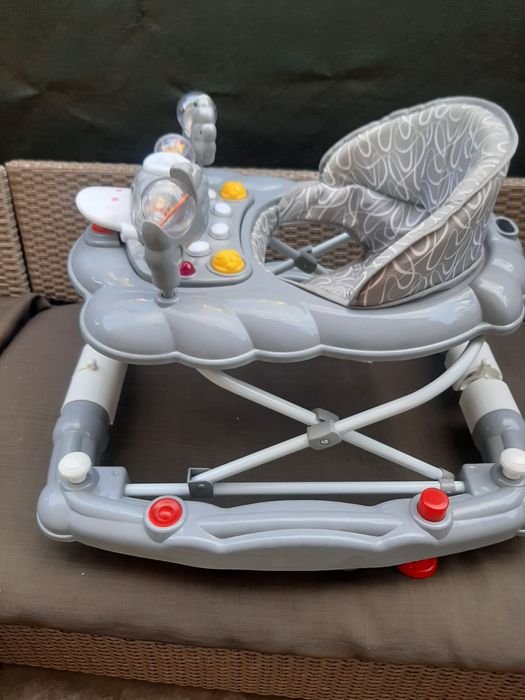 Продавам бебешка проходилка супер запазена