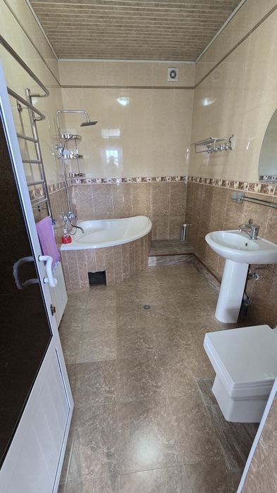 Ibn Sino Taxta bozor yonida 3.3 sotix 8 ta xona Tayyor remont