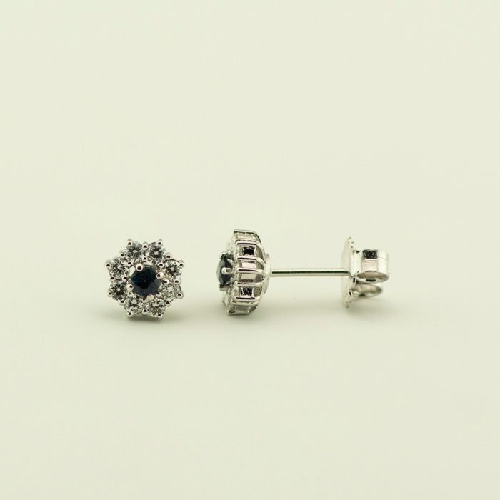 Cercei de aur alb 18k, 3,26 grame, safire si diamante cod 8549