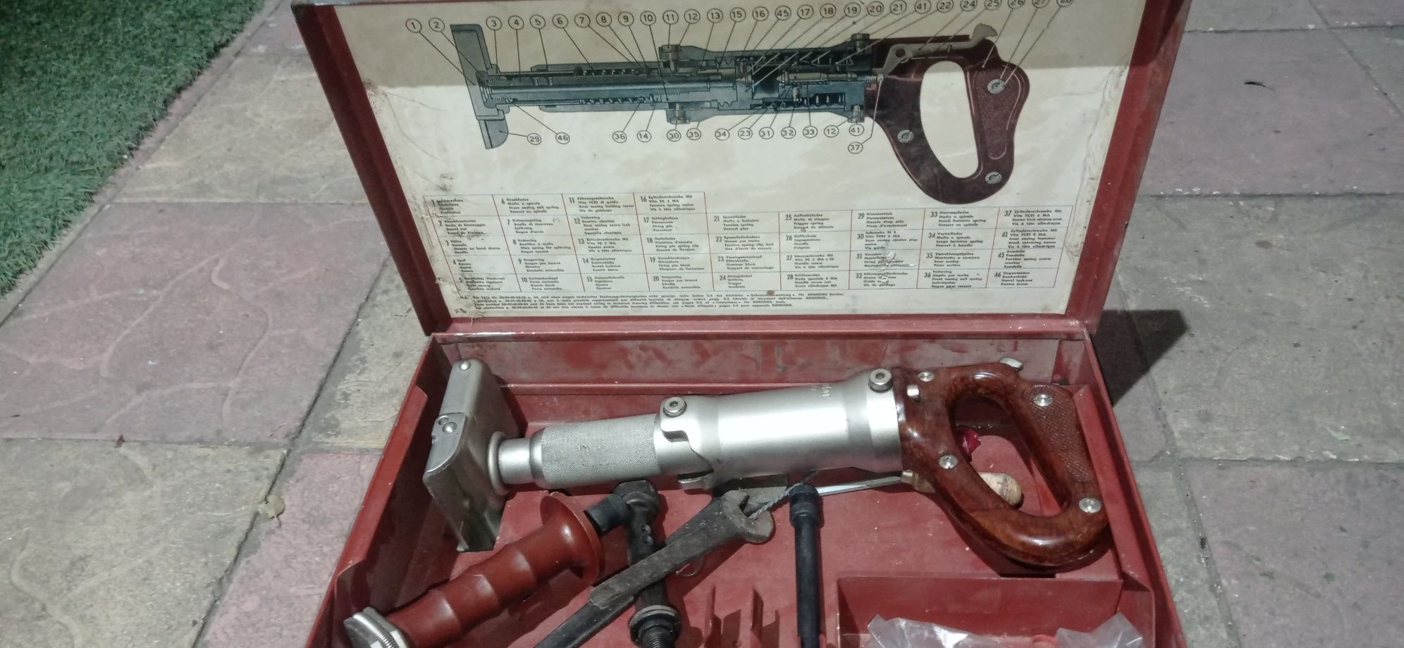 Pistol cu capse pirotehnice pentru bătut cuie in beton sau fier