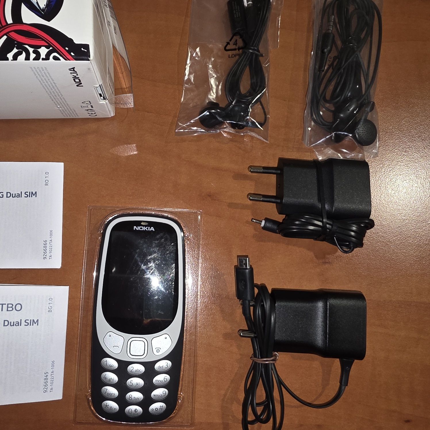 Nokia 3310 с 2 зарядни и 2 нови слушалки