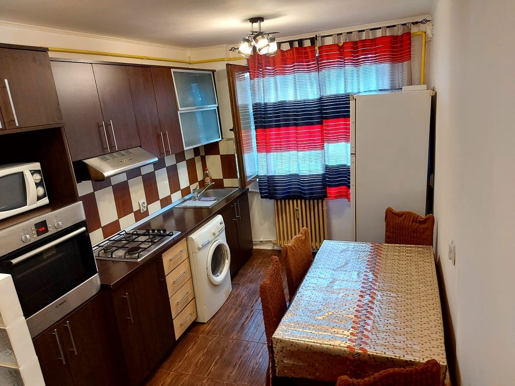 Închiriez apartament