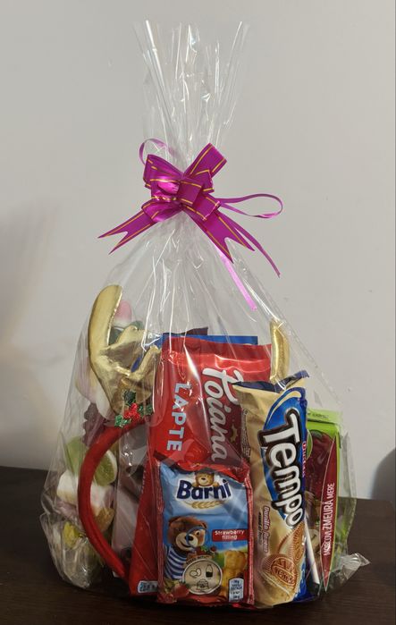 Punguta cu dulciuri si jucarie pentru Mos Craciun