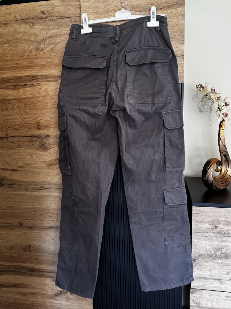 Сиви карго панталони от Bershka, размер 38, модел straight multicargo
