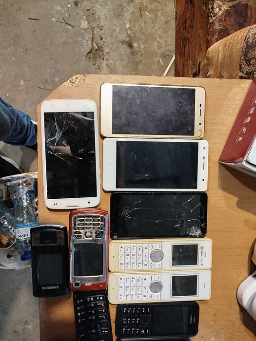 Телефони за части