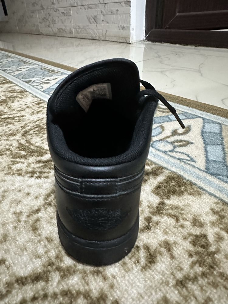 Jordan 1 Mid omarimea 40