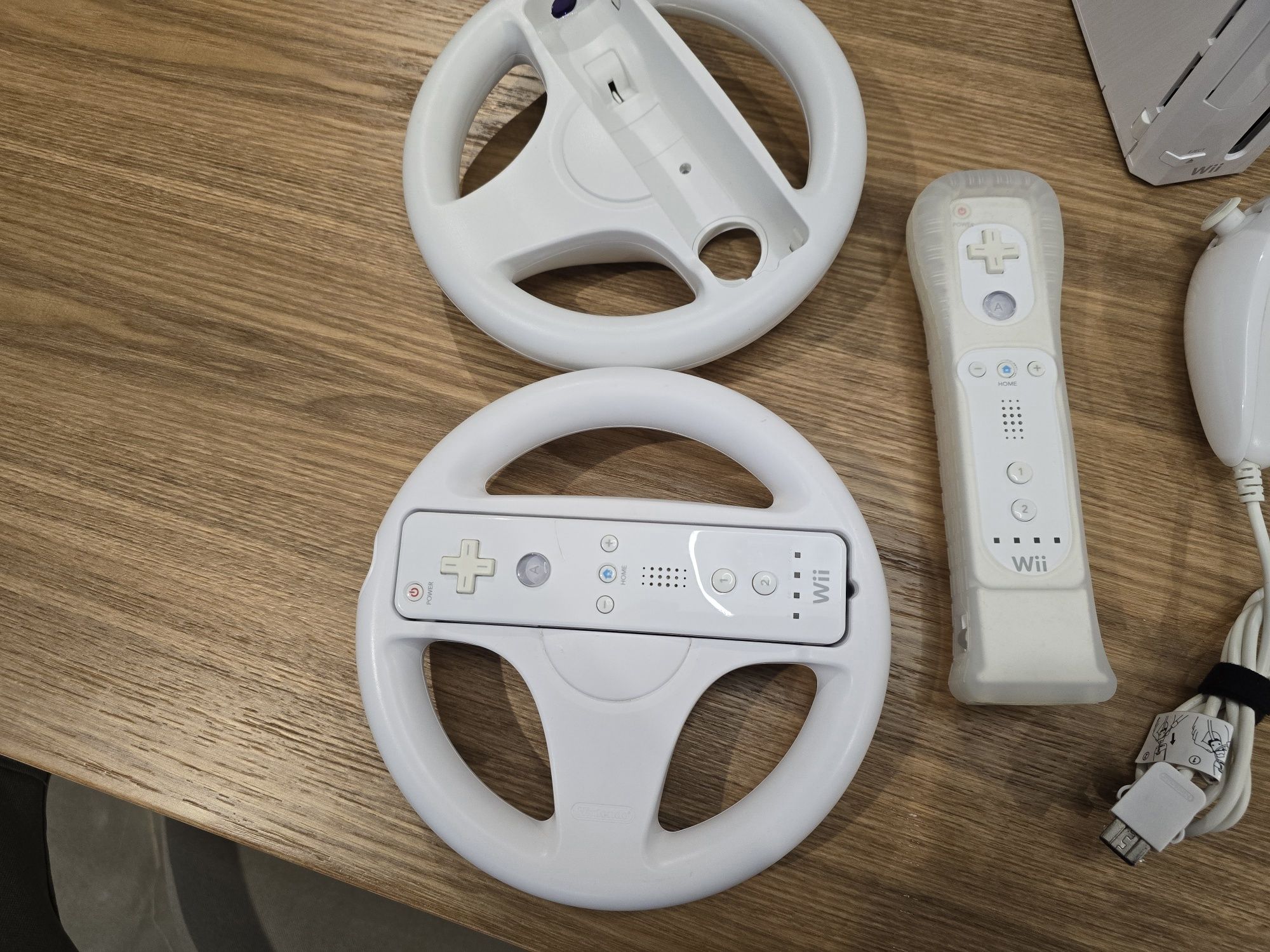 Consola Nintendo Wii cu 2 telecomenzi și 9 jocuri originale