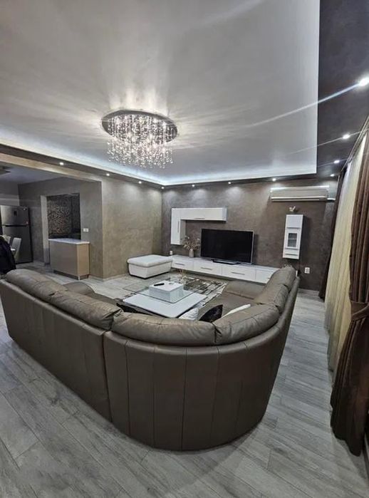 Дава се под наем Тристаен апартамент в Пловдив, Младежки Хълм - 115 кв.м за 850 € - Снимка #1