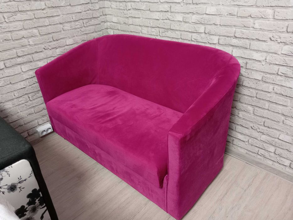 Двуместен розов диван