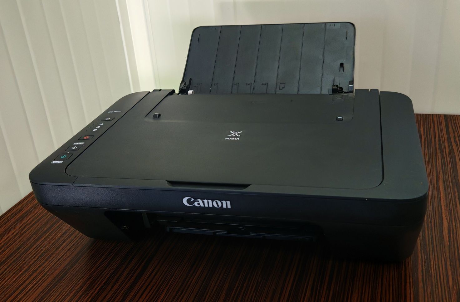 Продавам почти нов принтер Canon Pixma MG2550S