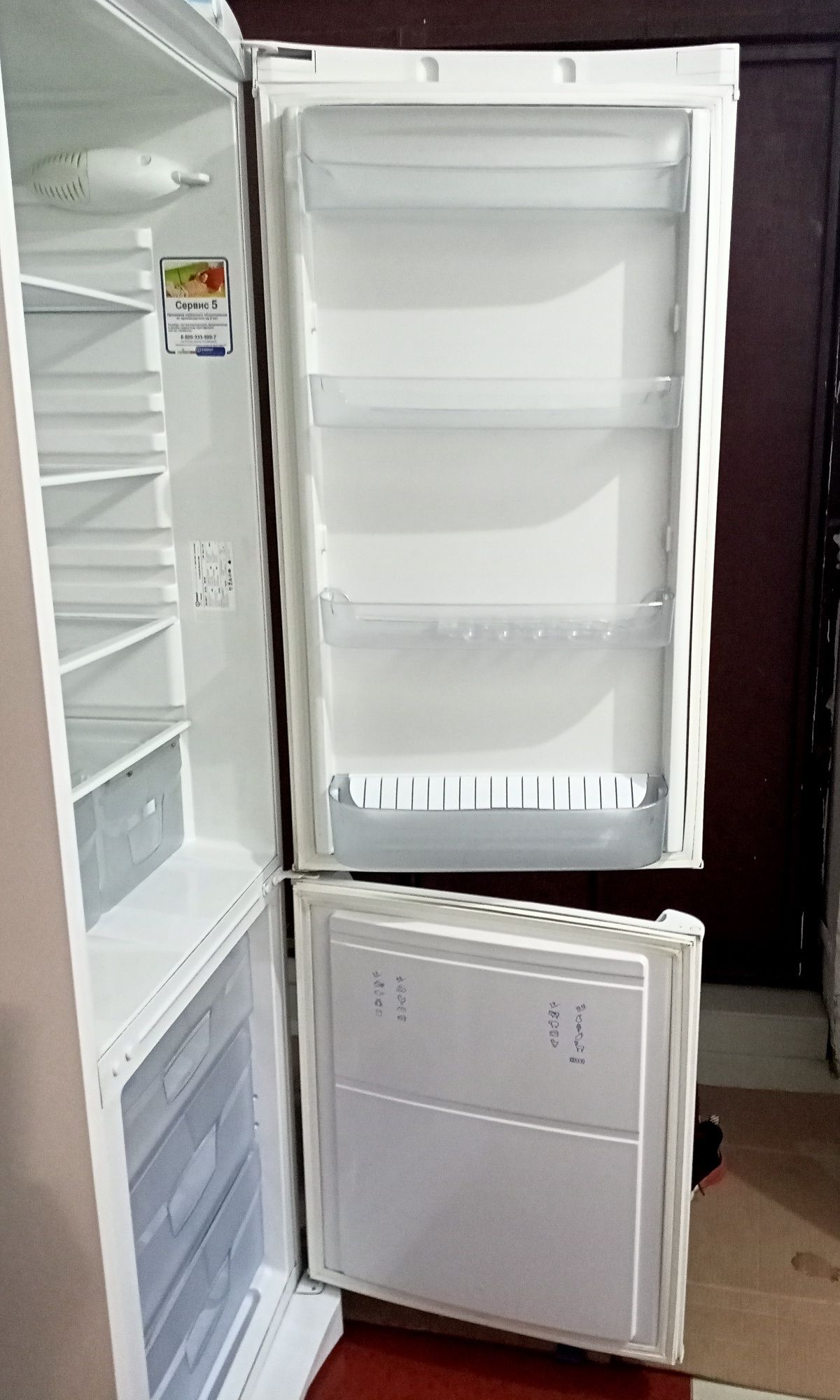 Холодильник-морозильник "Indesit"