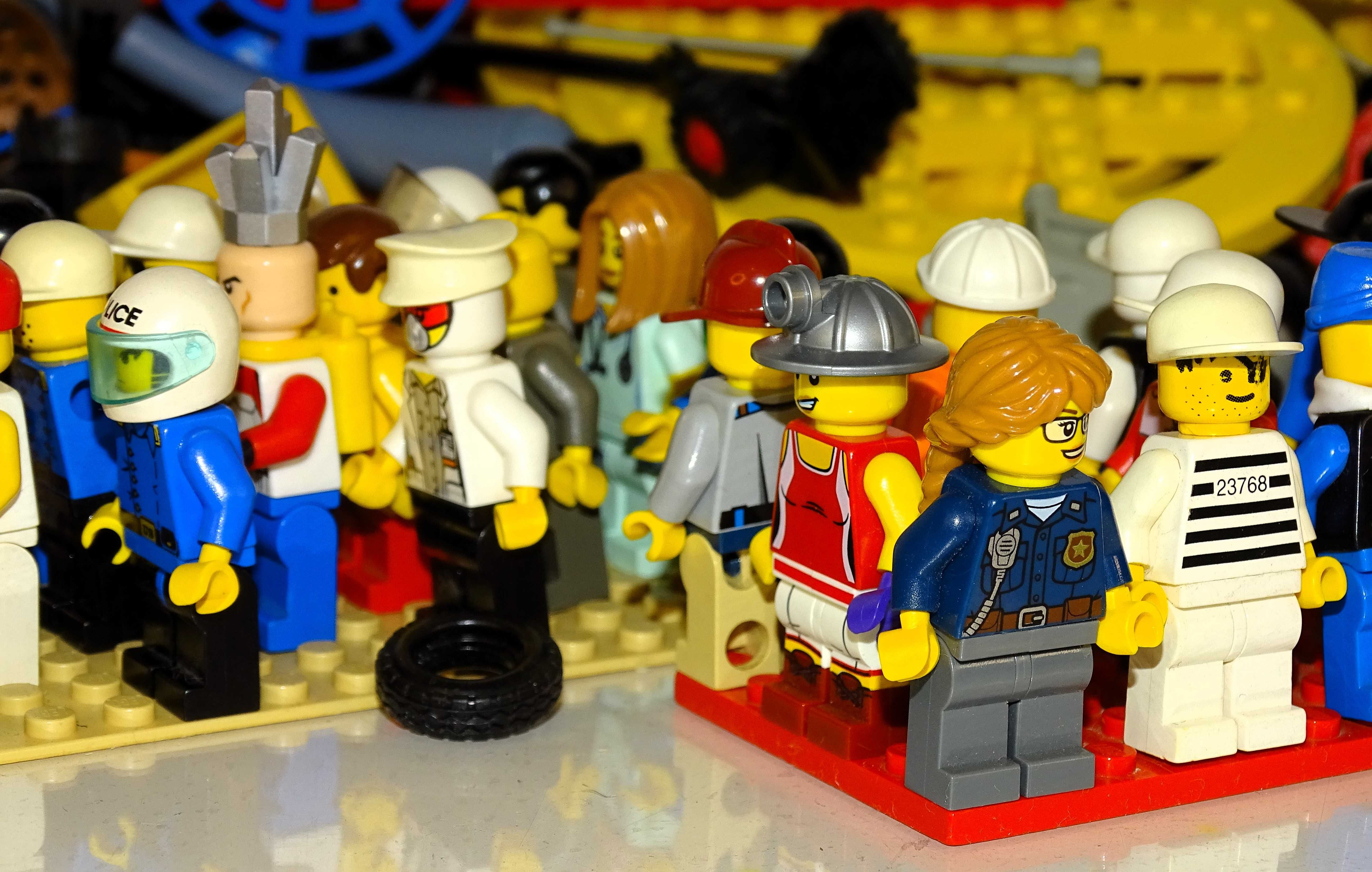 40 бр. Лего (LEGO) човечета и различни части от стари конструктори