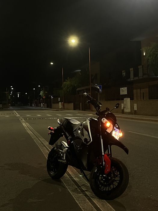Vand/Schimb cu scuter de preferat benzina Elmoped charge 2200w Klass 1