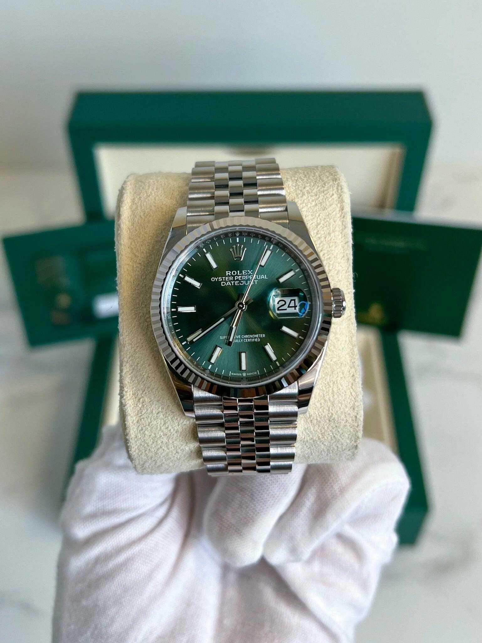 Rolex date just mint
