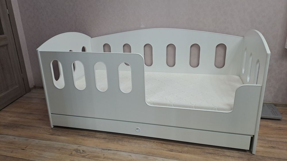 Кровать детская белая