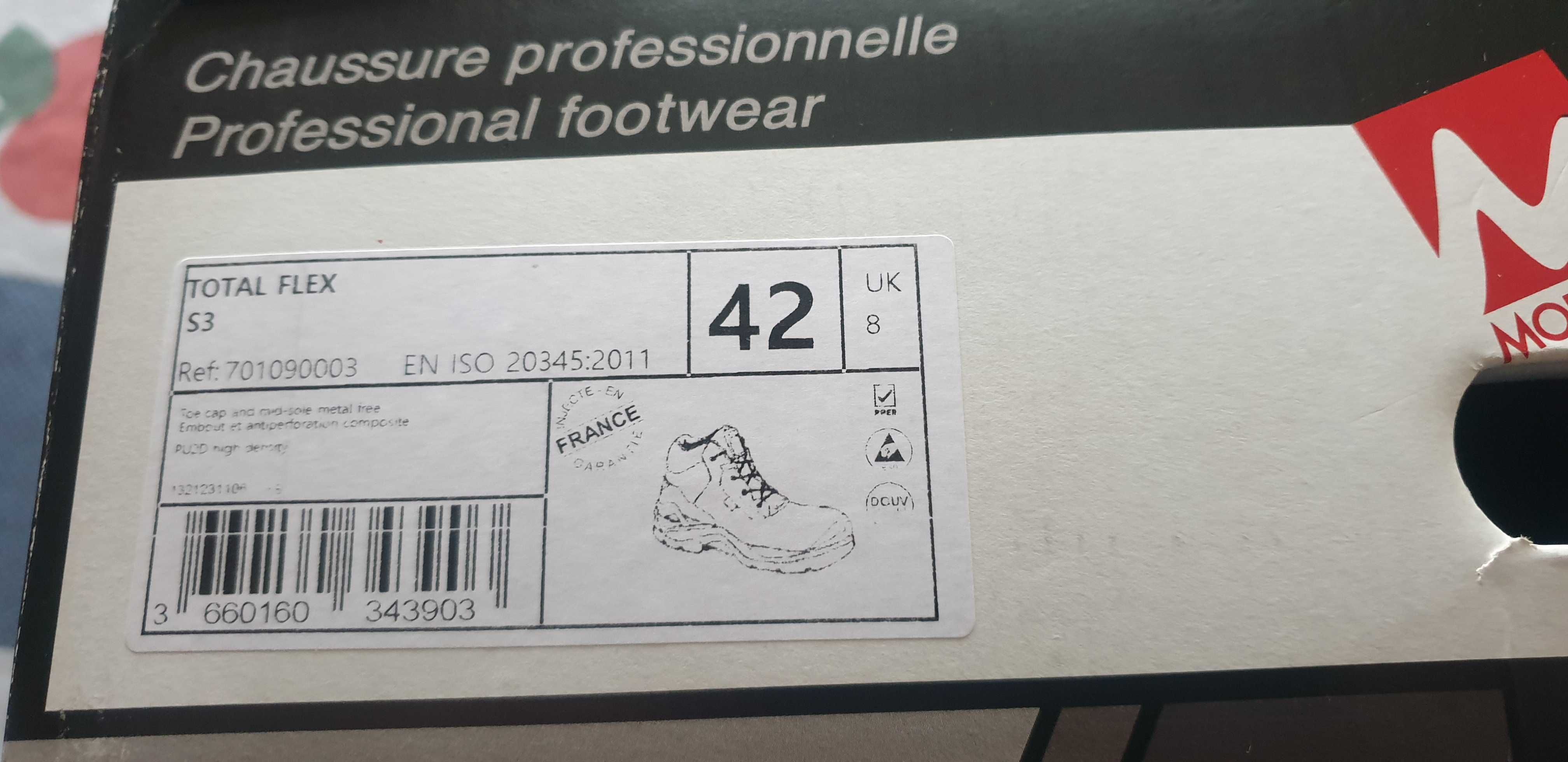 Чисто нови френски работни обувки високи номер 42.
