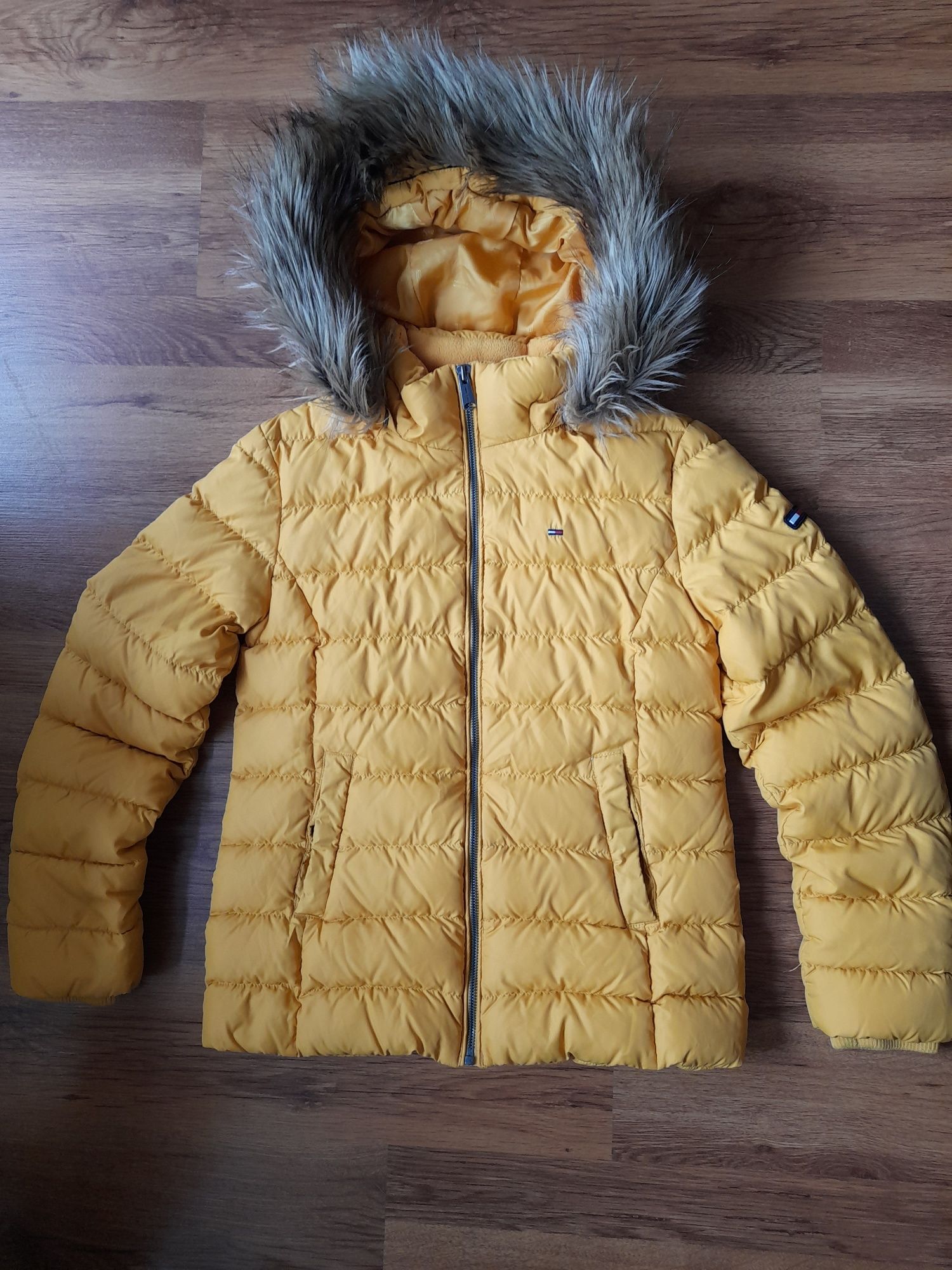 Tommy Hilfiger дамско зимно яке M размер.