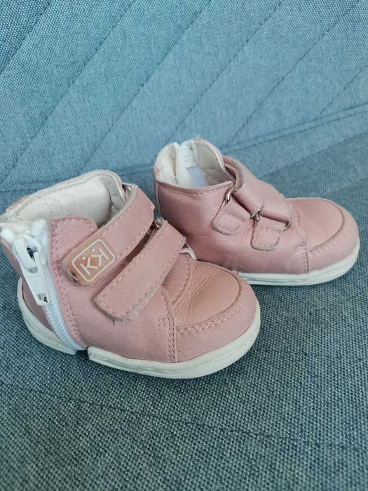 Детски и бебешки обувки.