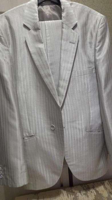 Продам белый костюм